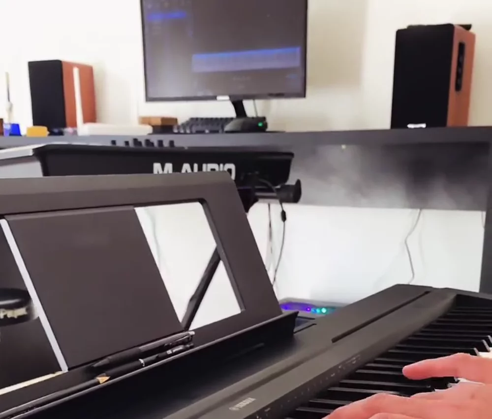 Piano, monitor e caixas de som na Casa da Música